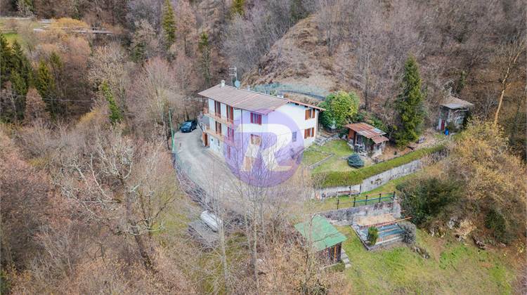 San Pellegrino Terme – Santa Croce | Casa indipendente con due appartamenti e 35.000 mq di terreno