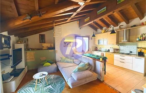 Trilocale con terrazzo panoramico, travi a vista e box comodo – Almè via Campofiori