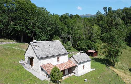 CASALE INDIPENDENTE IN PIETRA CON TERRENI E AUTORIMESSA